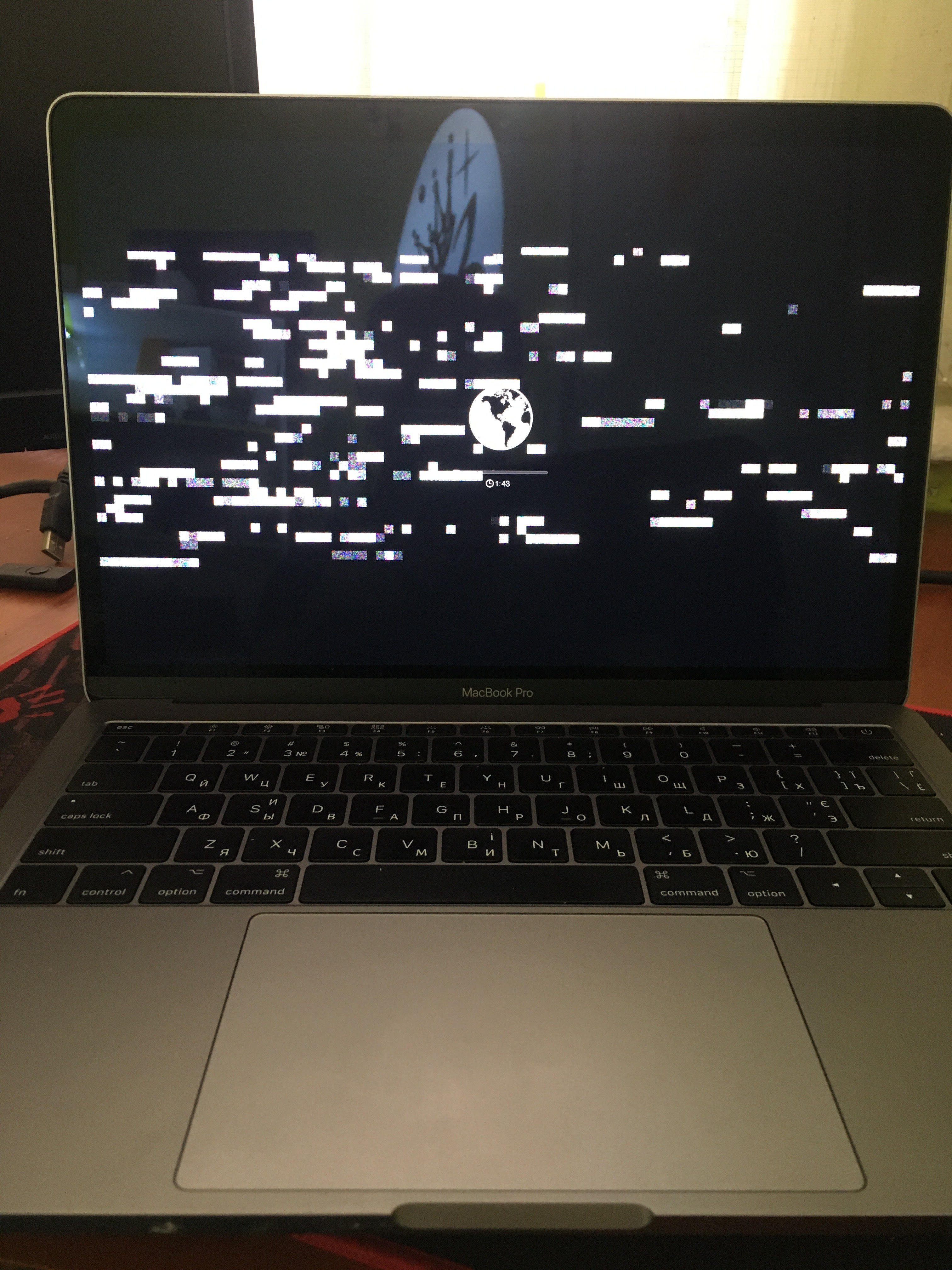 MacBook Pro A1708 Артефакты Тухнет экран Полосы квадраты